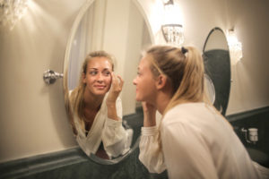 femme-blonde-se-verifiant-dans-miroir