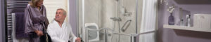 homme-en-siege-roulant-salle-de-bain