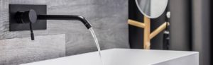 robinet-noir-eau-baignoire